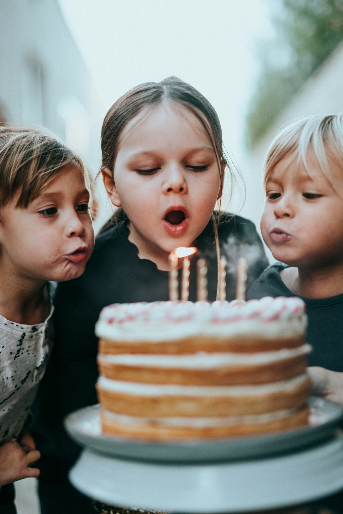 Kinder an einem Geburtstagsfest